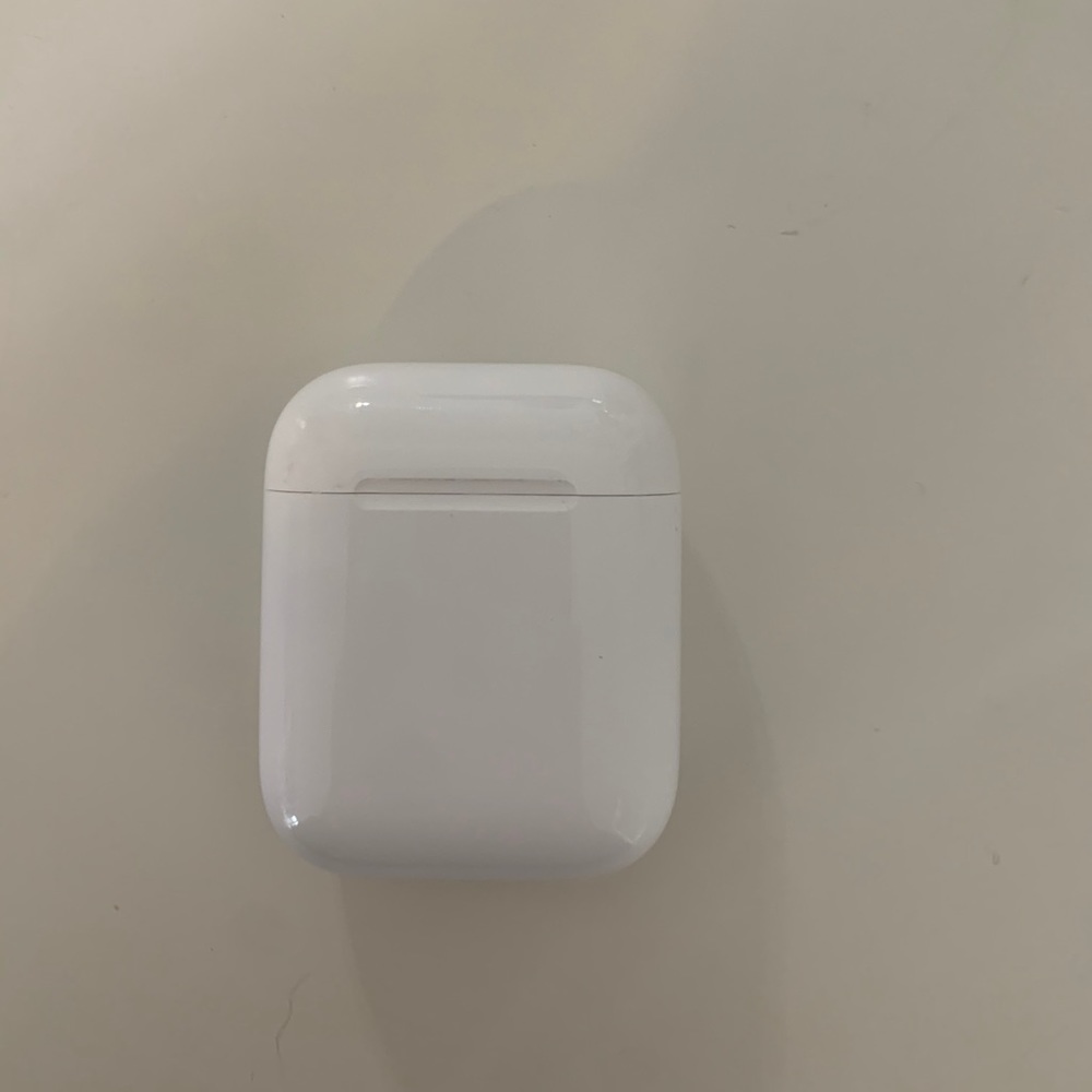 Apple air pods case and box included!!